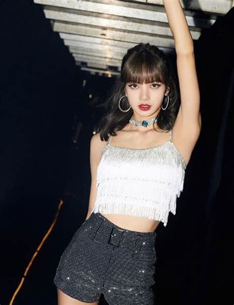 lisa脱衣舞视频|韩国女团BLACKPINK成员Lisa脱衣舞造型曝光！预告演出疯马秀…